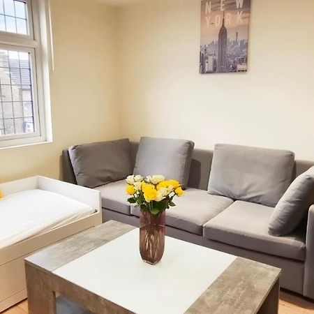 Appartamento First Floor Flat 1 Northwood Londra Esterno foto