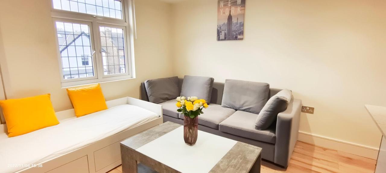 Appartamento First Floor Flat 1 Northwood Londra Esterno foto