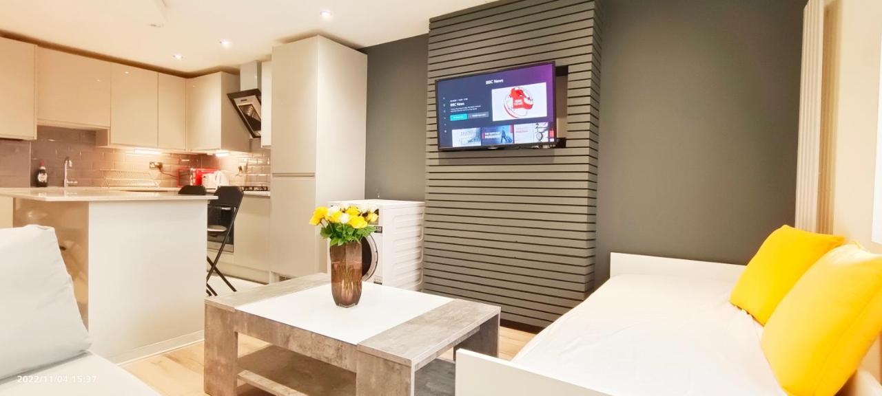 Appartamento First Floor Flat 1 Northwood Londra Esterno foto