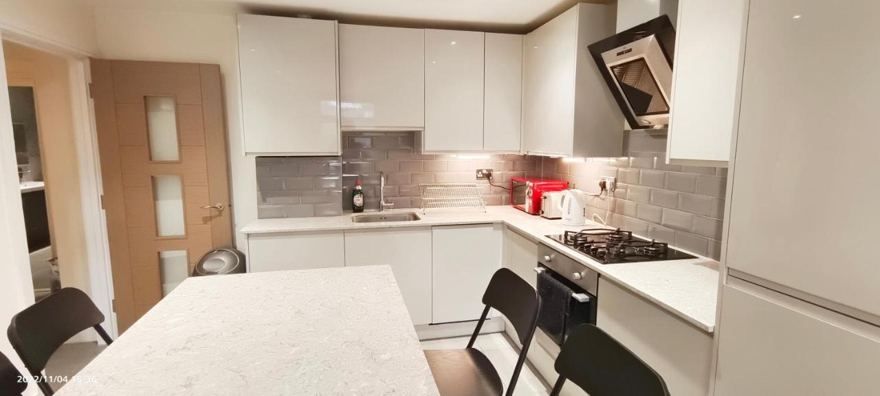 Appartamento First Floor Flat 1 Northwood Londra Esterno foto