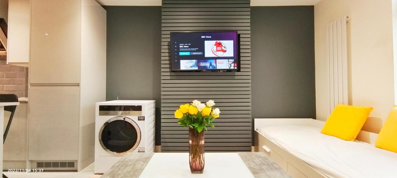 Appartamento First Floor Flat 1 Northwood Londra Esterno foto