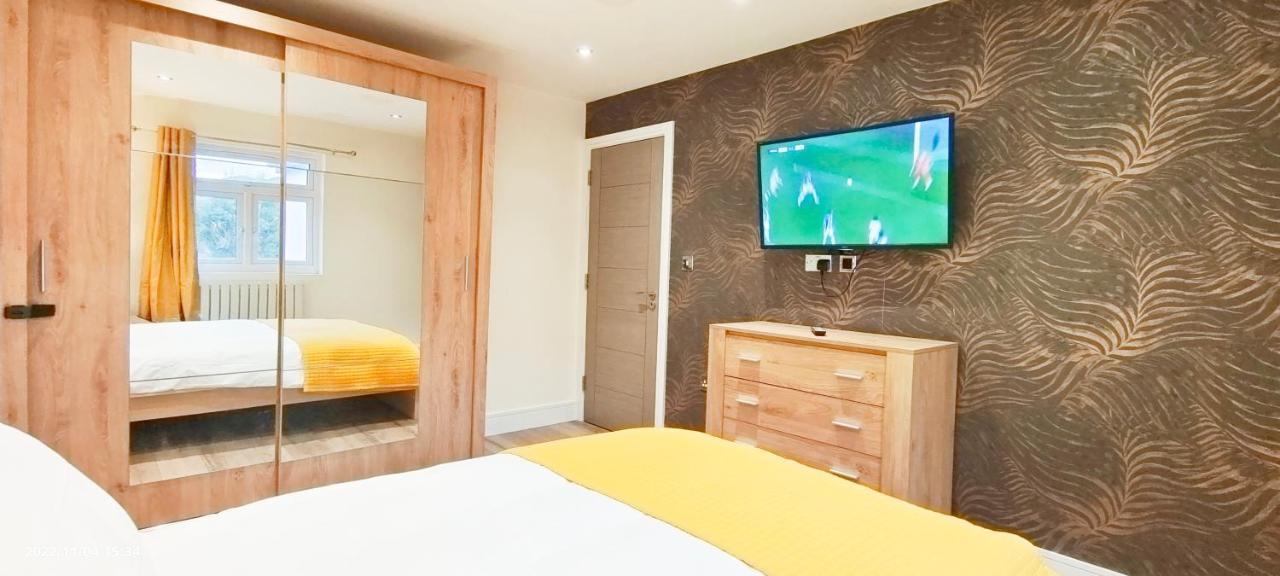 Appartamento First Floor Flat 1 Northwood Londra Esterno foto