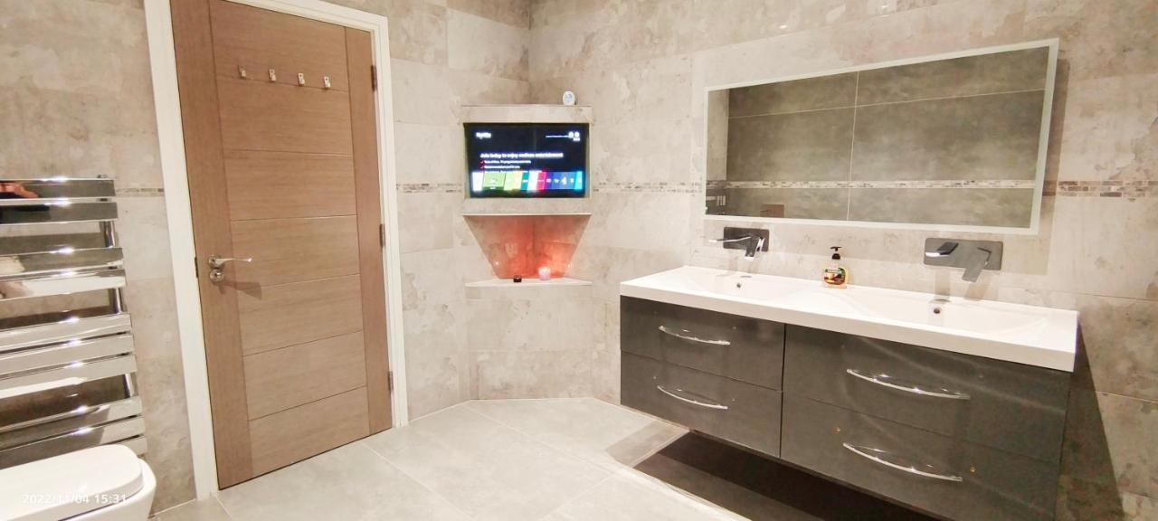 Appartamento First Floor Flat 1 Northwood Londra Esterno foto