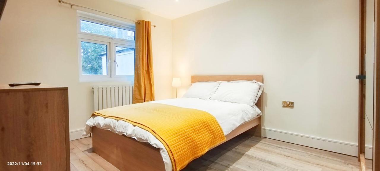 Appartamento First Floor Flat 1 Northwood Londra Esterno foto