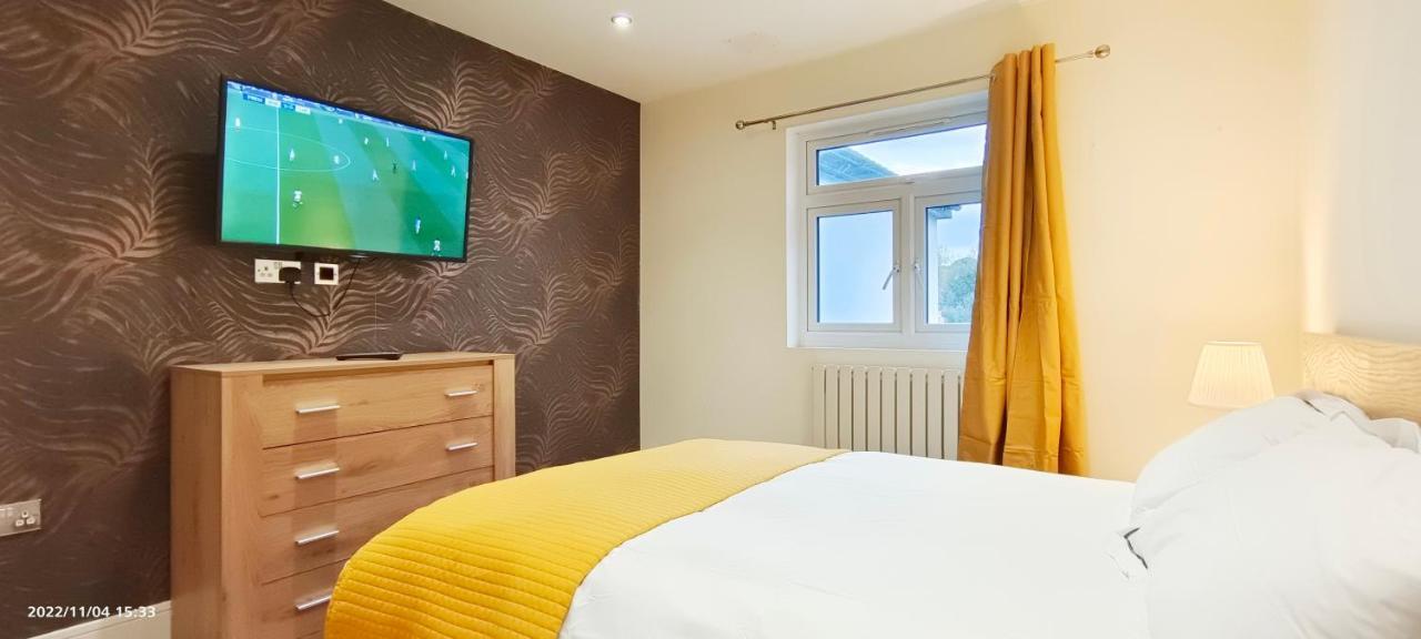 Appartamento First Floor Flat 1 Northwood Londra Esterno foto
