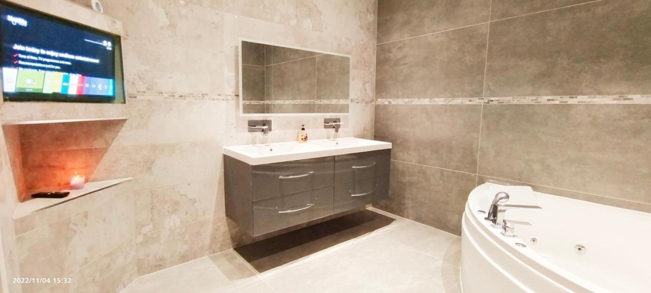 Appartamento First Floor Flat 1 Northwood Londra Esterno foto