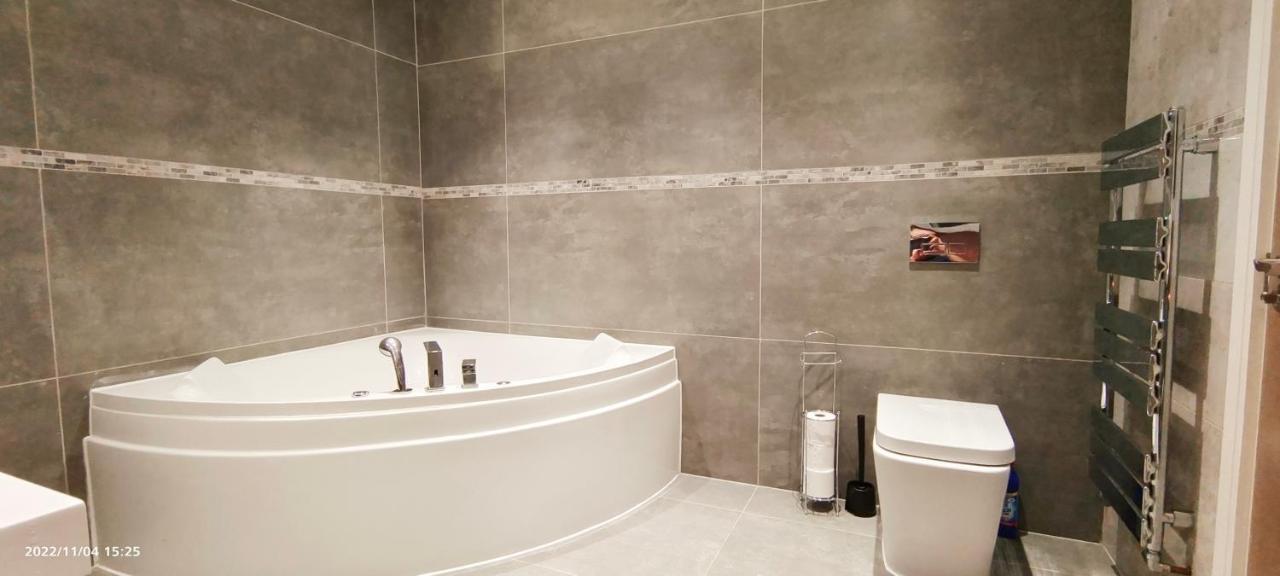 Appartamento First Floor Flat 1 Northwood Londra Esterno foto
