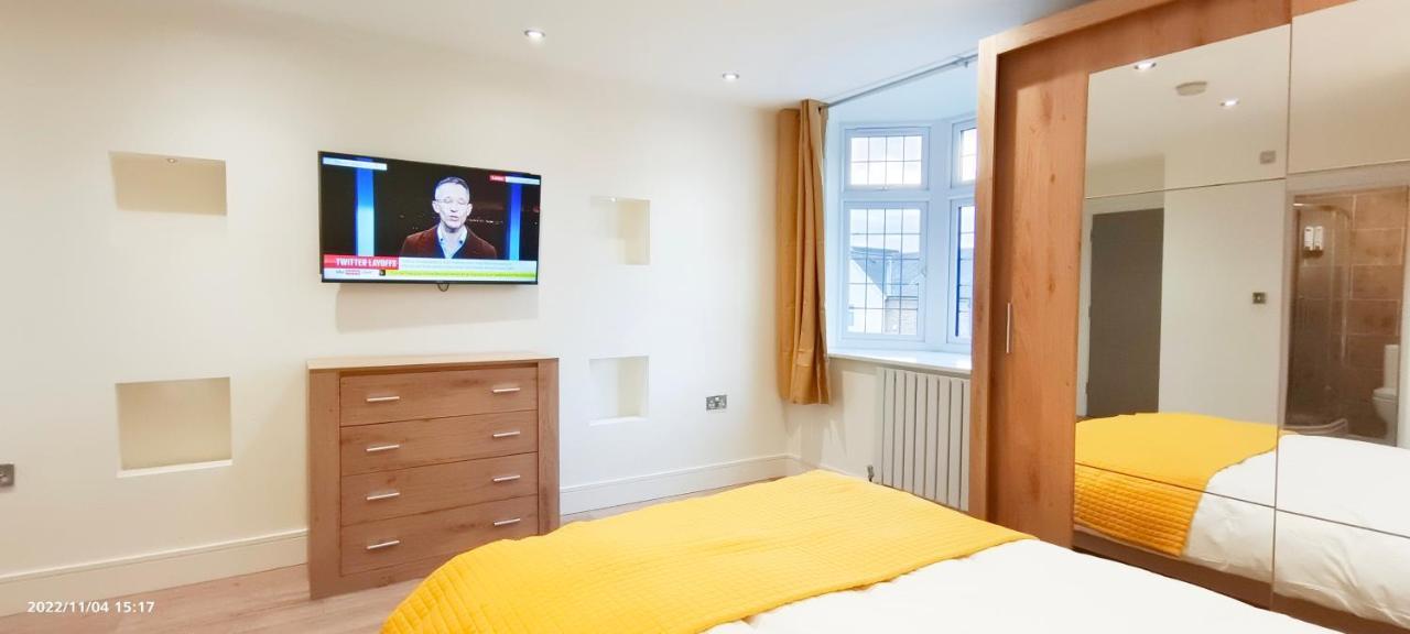 Appartamento First Floor Flat 1 Northwood Londra Esterno foto