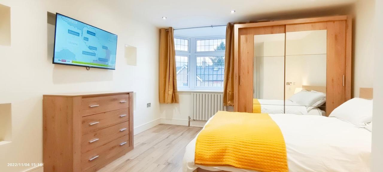 Appartamento First Floor Flat 1 Northwood Londra Esterno foto
