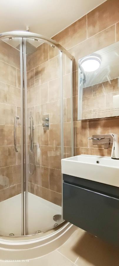 Appartamento First Floor Flat 1 Northwood Londra Esterno foto