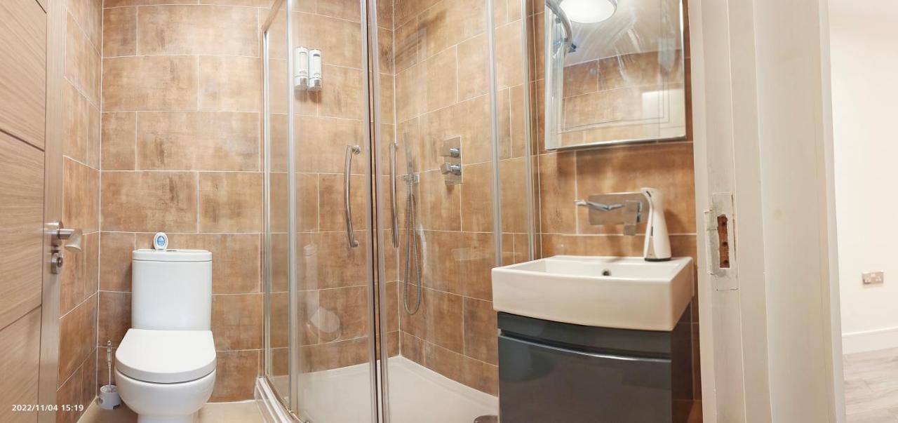 Appartamento First Floor Flat 1 Northwood Londra Esterno foto